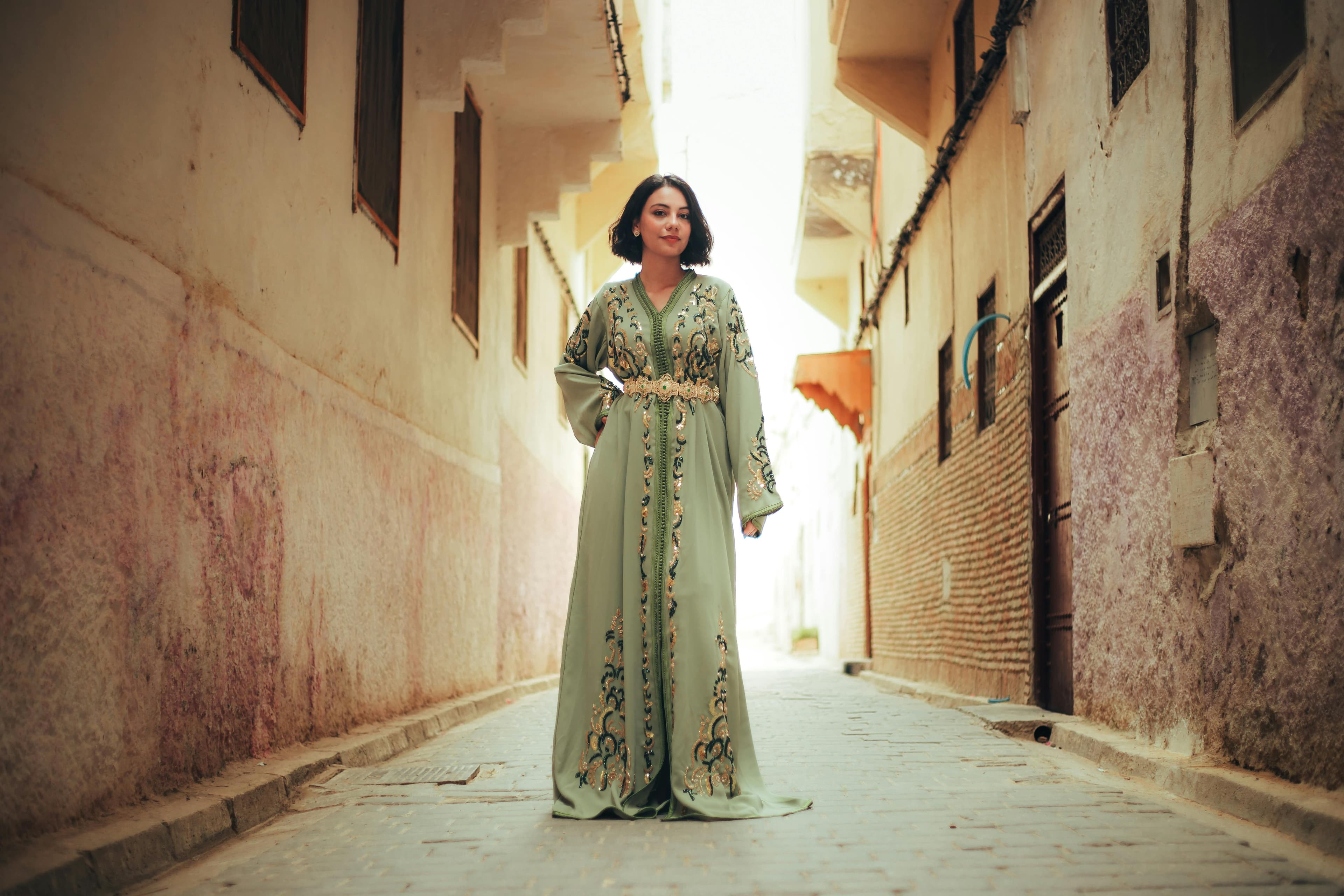Caftan marocain dans une ambiance éditoriale raffinée